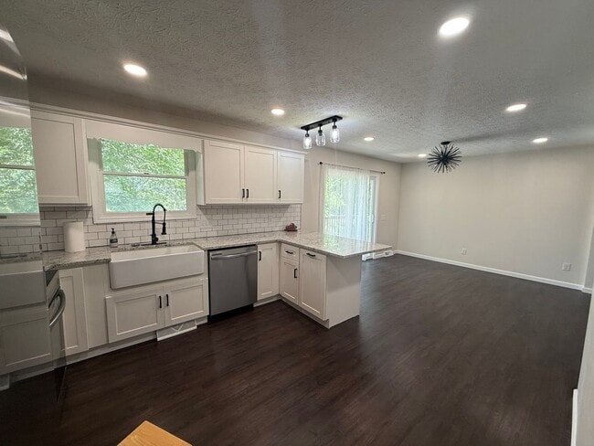 Building Photo - 3 bedroom 2.5 bathroom Home - Kingsport TN