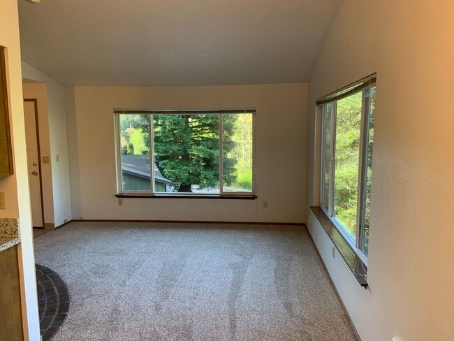 Building Photo - 2955 NW Glenridge Dr
