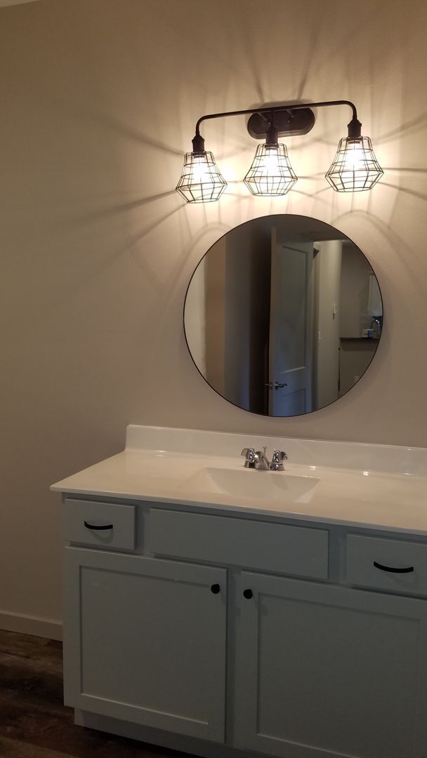 Building Photo - 3 Bedroom 2 Bath Walk-In Level Lakeside Ap...