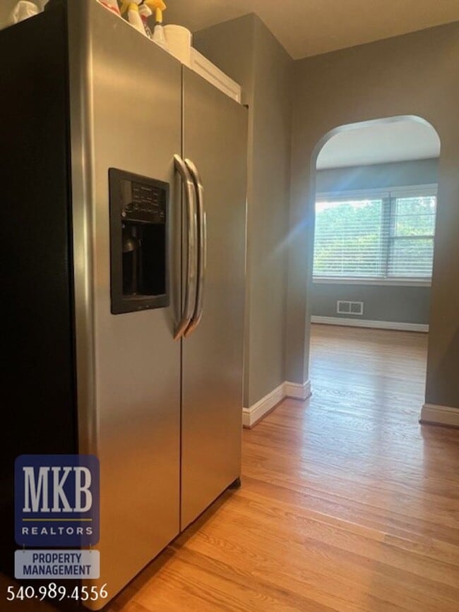 Building Photo - 2-Possibly 3 Bedroom completly remodeled h...