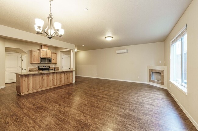 Building Photo - 3 Bedroom 2.5 Bath Townhome - Convenient R...