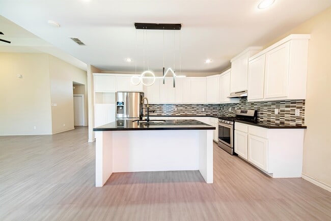 Building Photo - 120 Tranquilo Dr