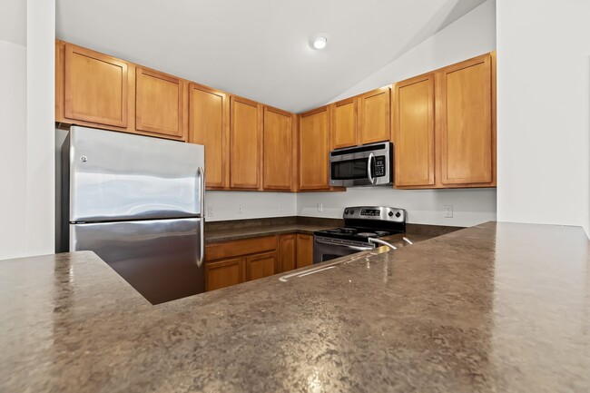 Building Photo - MOVE IN READY 2 BED 2 BATH!