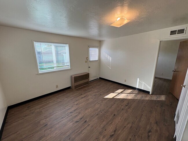 Building Photo - Cozy Home On Spacious Lot Available Now!