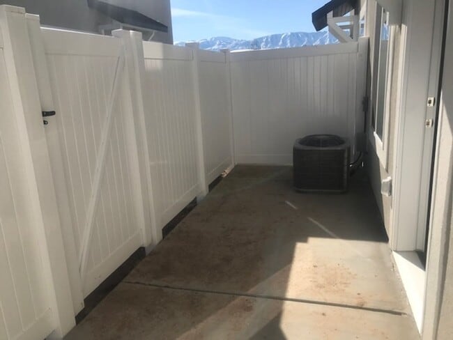 Building Photo - 2021 town home with garage and central air