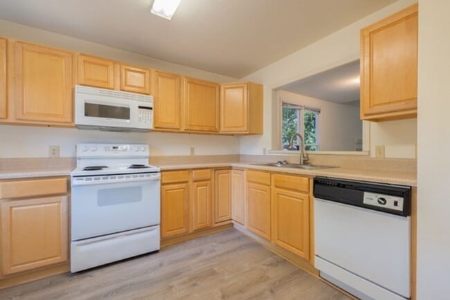 Building Photo - 2 Bedroom Duplex - Close to Campus!