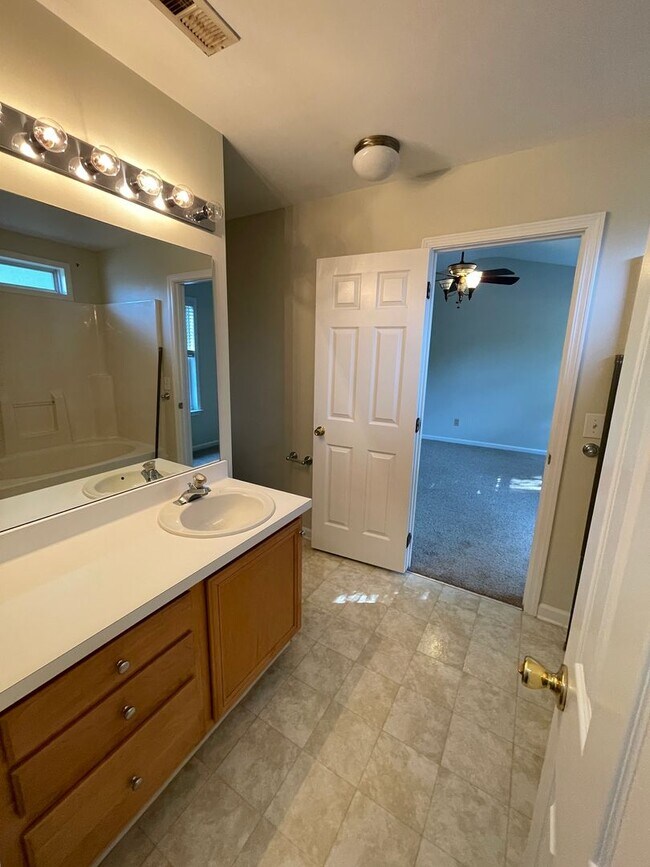 Building Photo - Beautiful, updated 3br 2.5 ba home with garage, fenced-yard in Home Valley Farms Now Available!