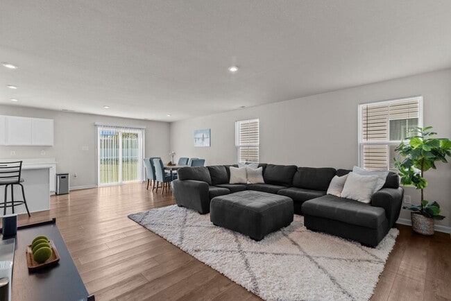 Building Photo - Spacious Home for Rent in Portsmouth!