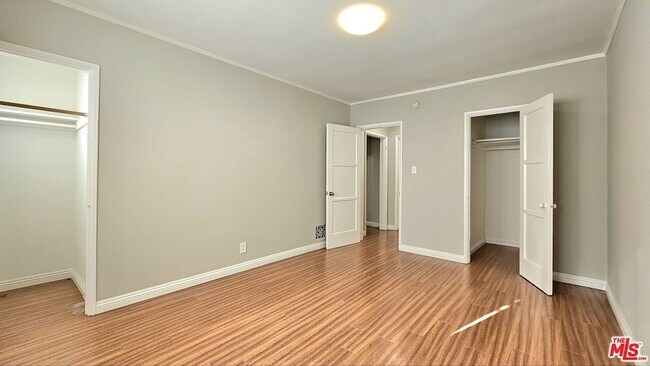 Building Photo - 1020 S Norton Ave