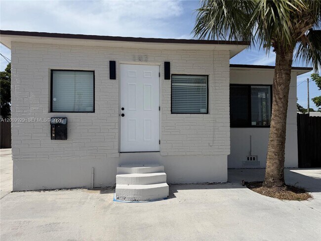 Building Photo - 107 W Pembroke Rd