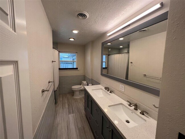 Building Photo - 5417 De Milo Dr