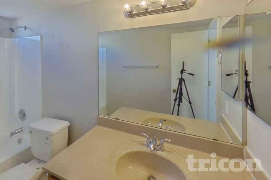 Building Photo - 601 E Palomino Dr