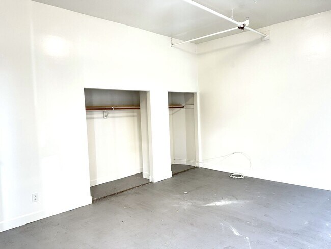 Building Photo - Chapman