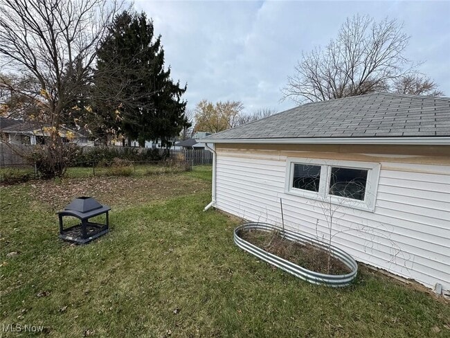 Building Photo - 1612 Maple Dr