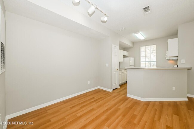 Building Photo - 13700 Richmond Park Dr N