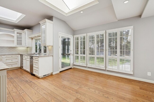 Building Photo - 216 Valparaiso Ave