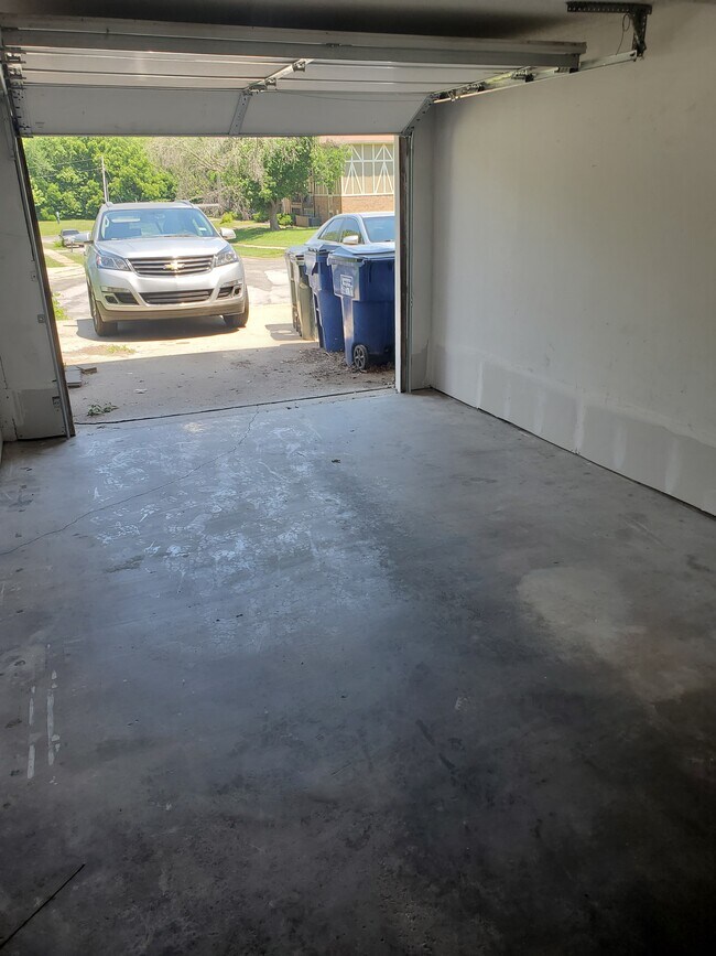 Building Photo - 1925 Heatherwood Dr