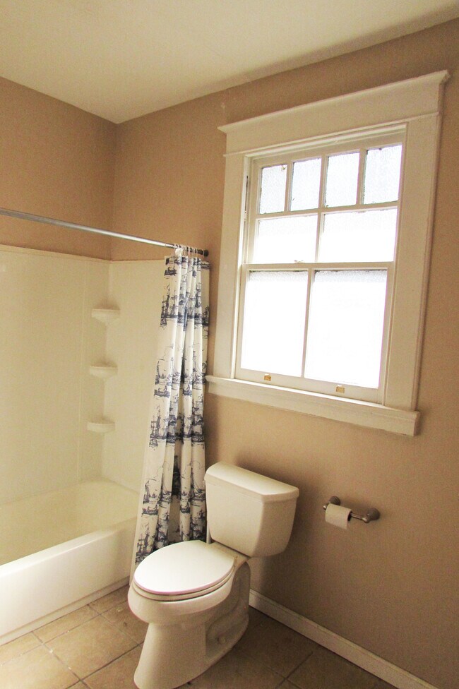 Building Photo - 6321 S Prieur St