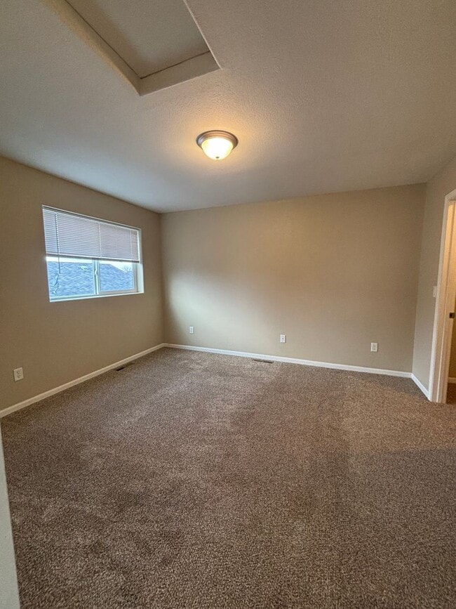 Building Photo - 3 Bedroom Townhome!