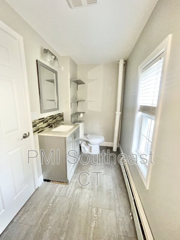 Building Photo - 253 Yantic St