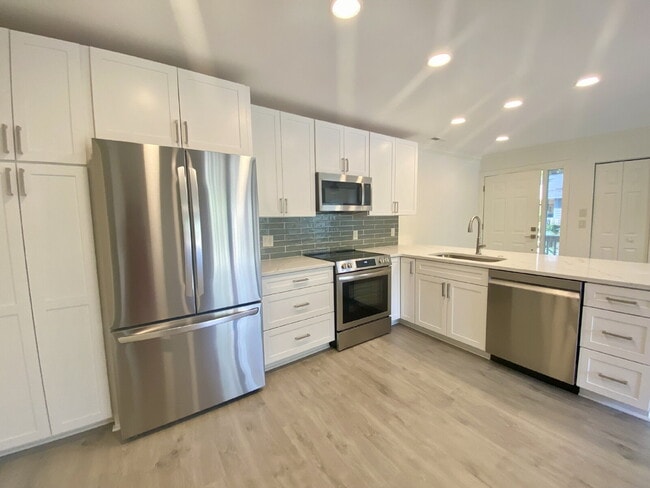 Building Photo - Renovated Two Bedroom Condo on Hilton Head...