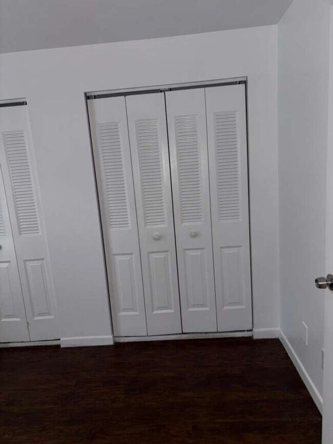 Building Photo - 2.2 Tampa Available NOW !! Ask about our Specials