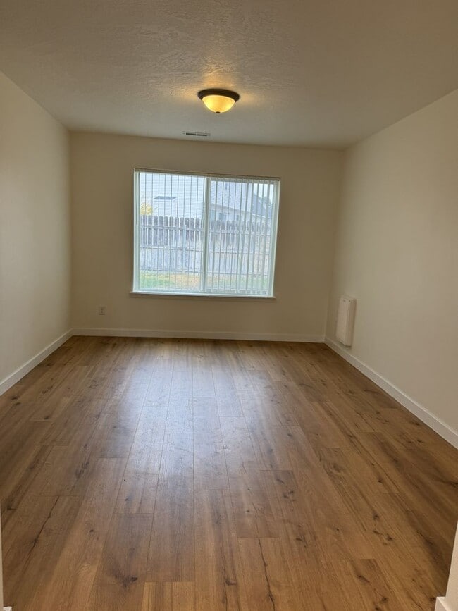 Building Photo - HARD TO FIND 4 BEDROOM