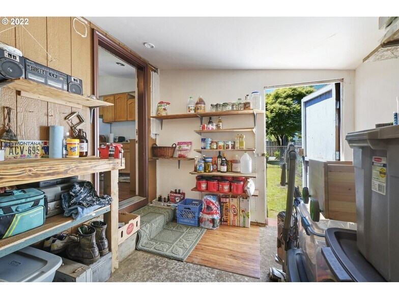 Storage area - 909 Madrona Ave