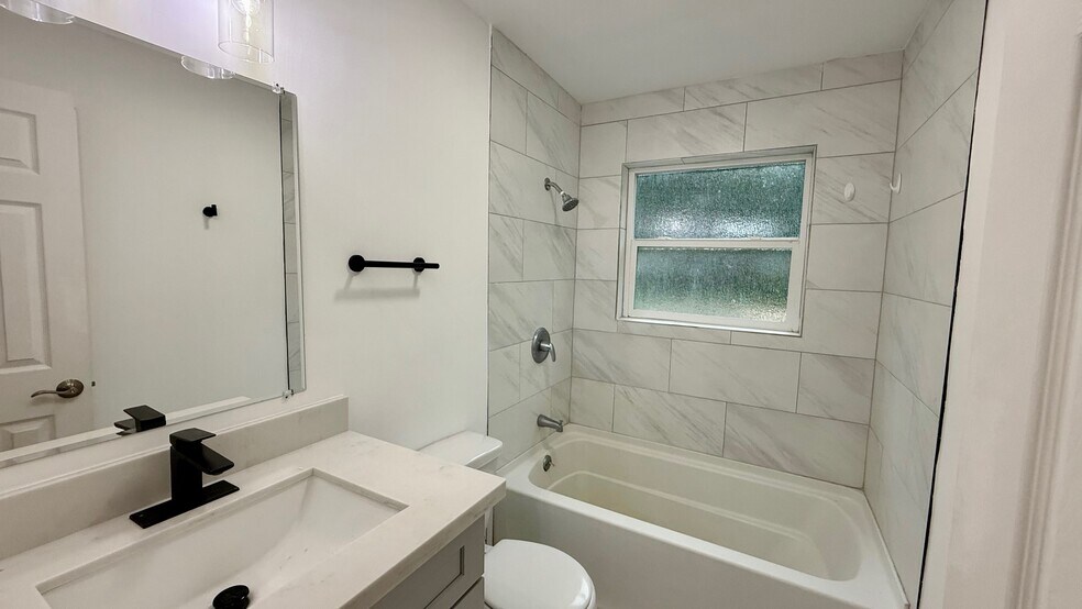 Building Photo - 508 N Main St