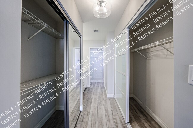 Building Photo - 10534 E Mercer Ln