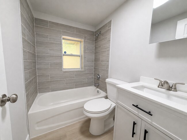 Building Photo - Updated 2BR/1BA Home – Modern Finishes – Gainesville, FL