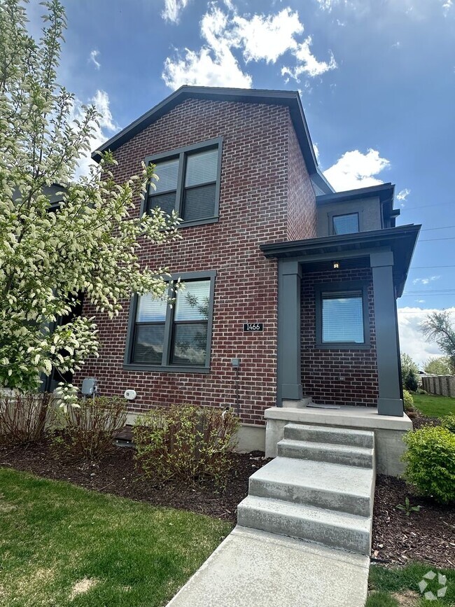 Building Photo - GET THE FIRST MONTHS RENT FOR FREE!!!