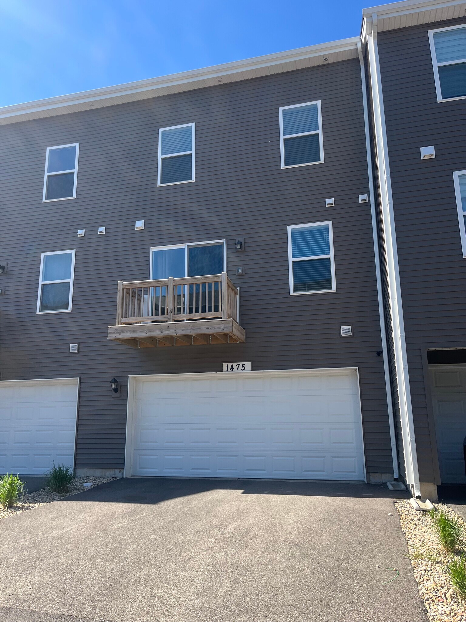 Building Photo - 1475 Yosemite Way