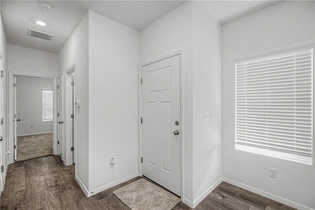 Building Photo - 406 W Cloud Dr