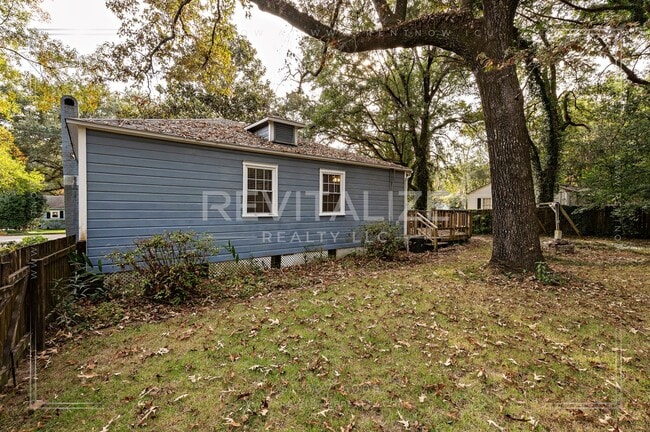 Building Photo - Updated 2 Bed 1 Bath Cottage in Established Neighborhood!