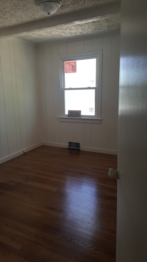 Building Photo - 3 Bedroom on Oxnard - ready for mid March move in