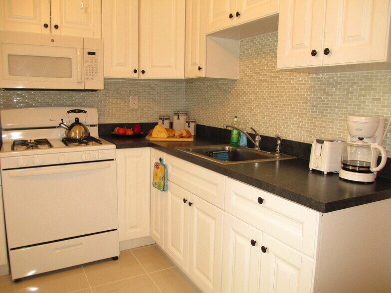 Building Photo - 855 Pavonia Ave