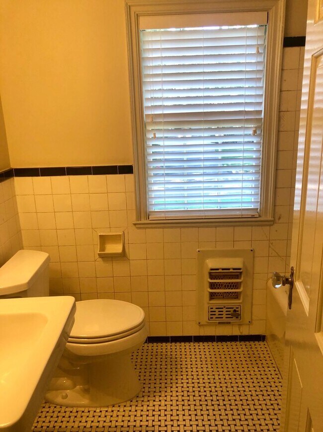 Building Photo - Stunning Midtown Home In Highly Desirable Bren Rose!