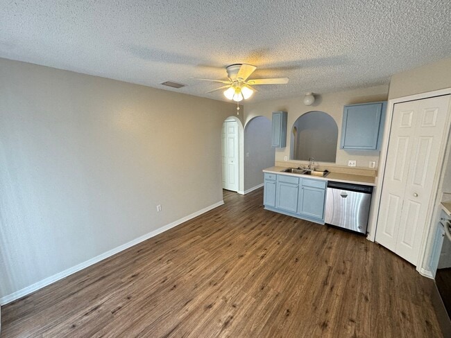 Building Photo - Spacious 4-Bedroom Home with 3 Full Baths in Whispering Trails – Pet Friendly!