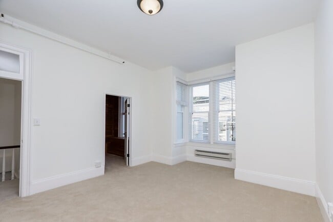 Building Photo - 3 Bed / 2 Bath pet friendly large and sunny unit on 24th St in Noe Valley. YouTube tour!