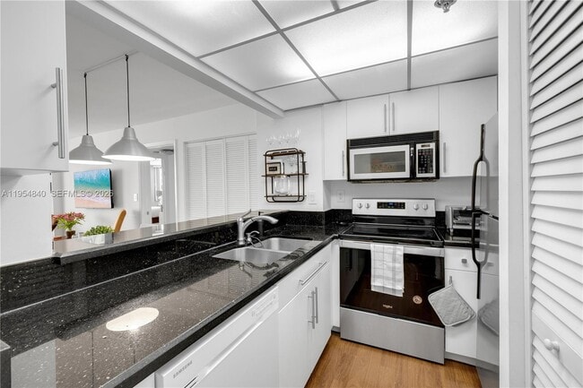 Building Photo - 540 Brickell Key Dr