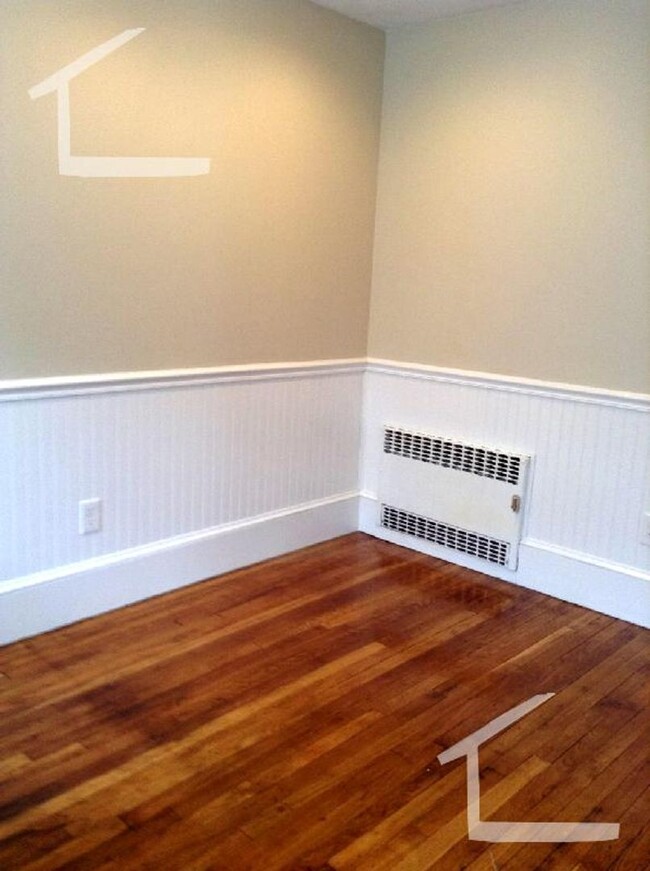 Building Photo - Spacious 3 bedroom with parking & water in...