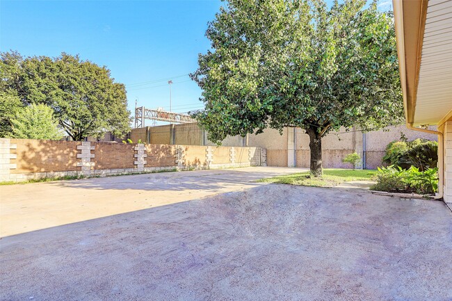Building Photo - 4315 Woodvalley Dr