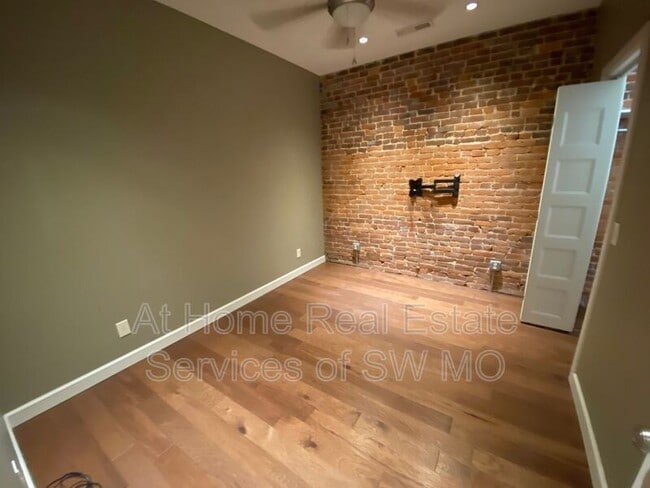 Building Photo - 412 South Ave