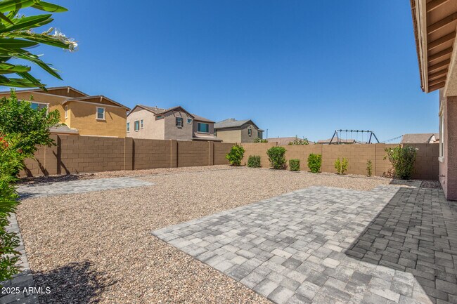 Building Photo - 2250 E Palmdale Ln