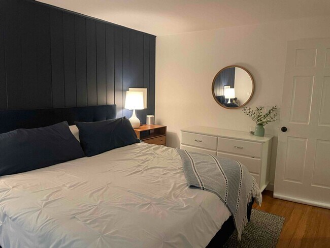 Building Photo - Lovely Kirkland House Ready for Someone to make it a HOME