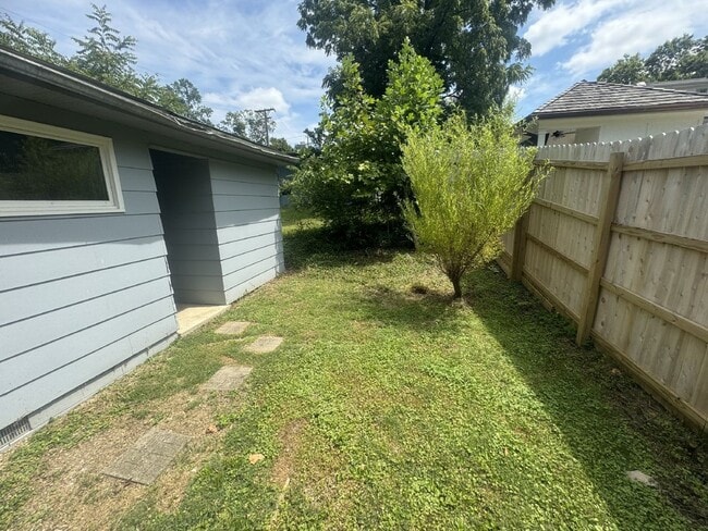 Building Photo - 1906 E Maxwell Ln