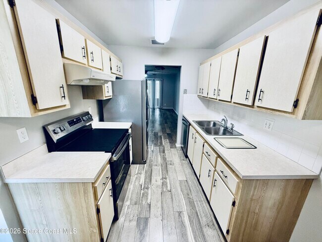 Building Photo - 851 Dow Ln