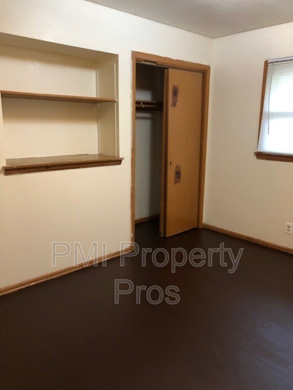 Building Photo - 4633 W Villard Ave