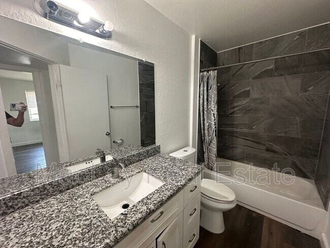 Building Photo - 2918 E Roeser Rd